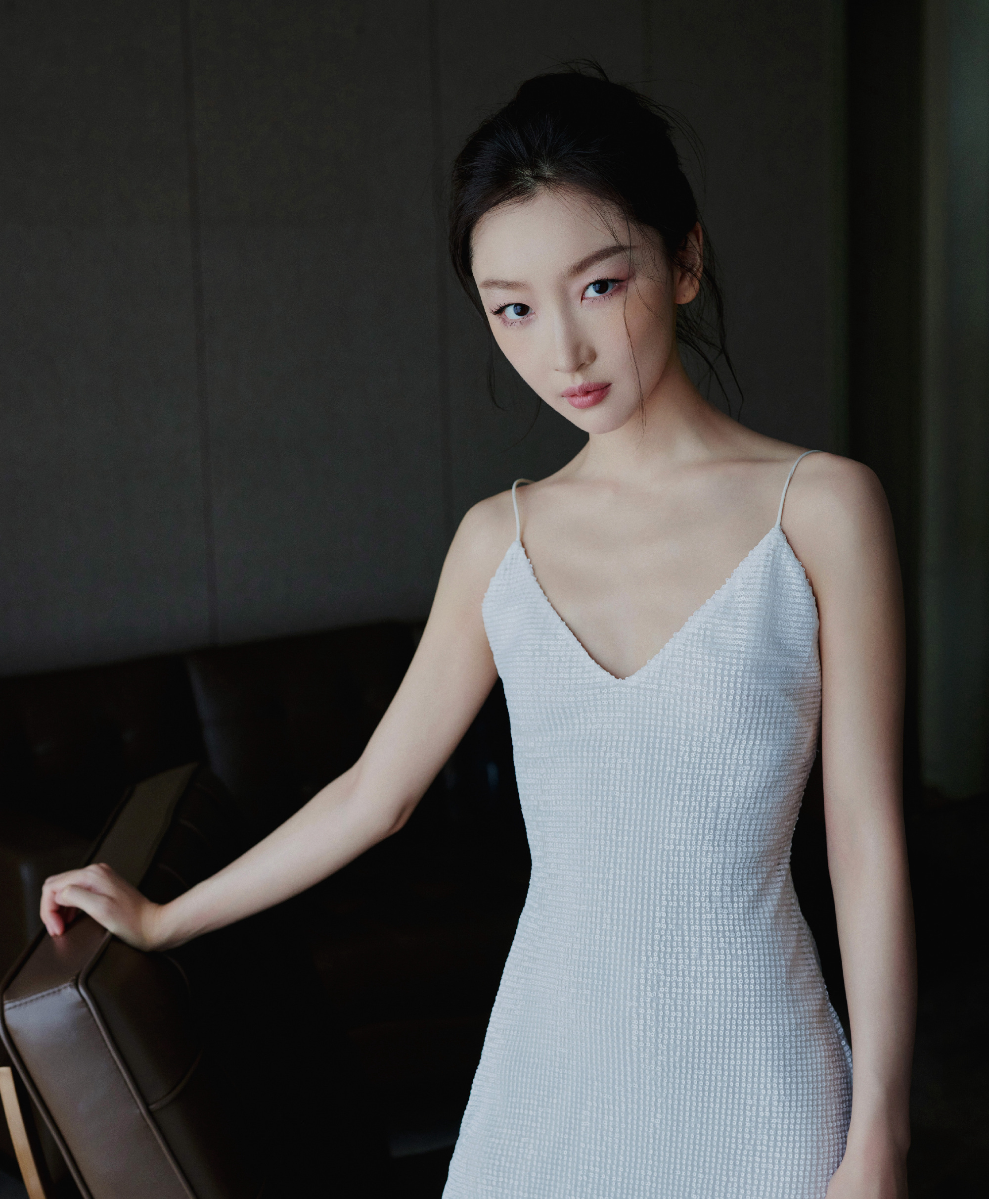 惊爆!周冬雨白色吊带裙秒变"绝美仙女写真"