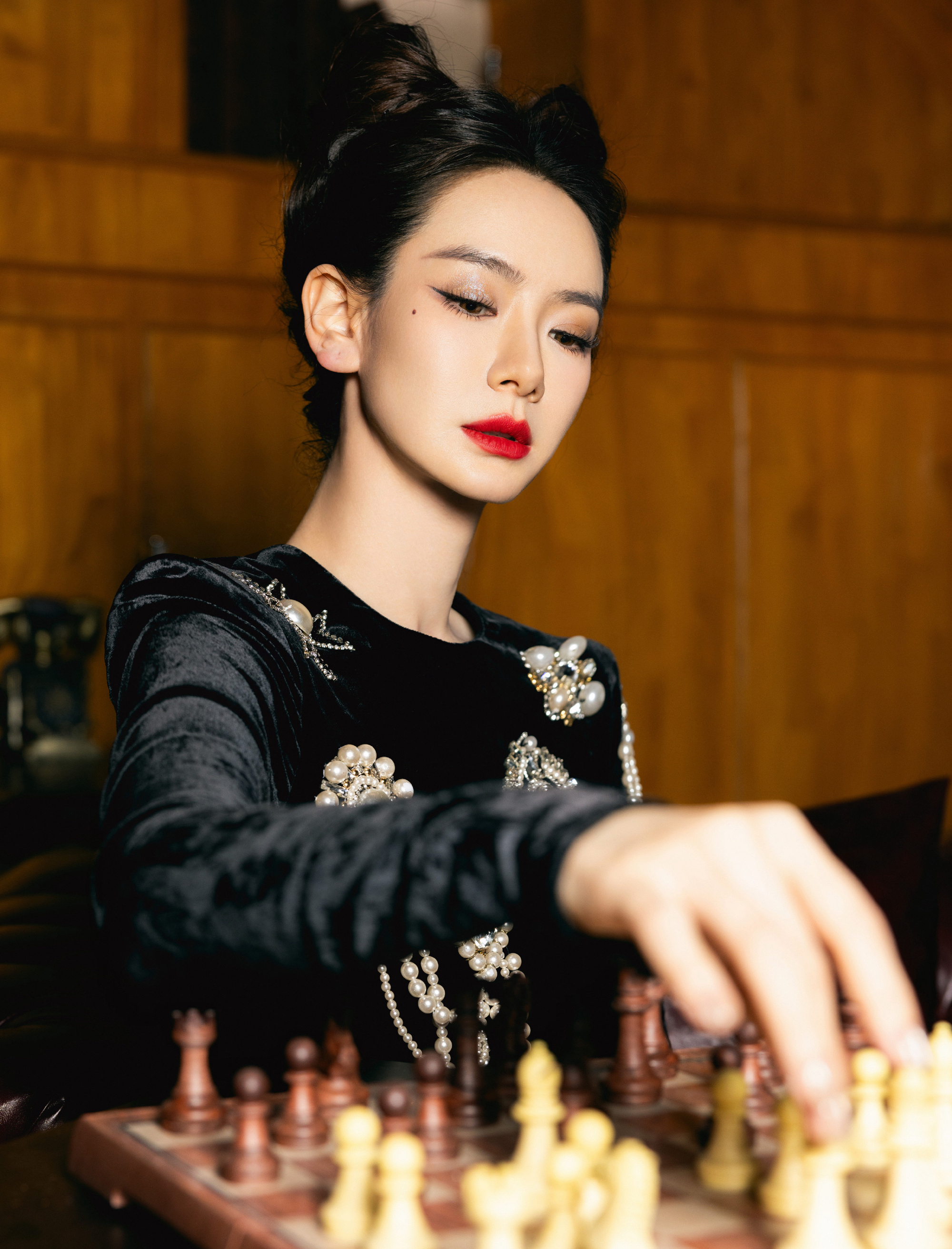 天使变魔鬼?戚薇惊艳亮相红唇黑衣秘籍曝光让你秒变时尚女神