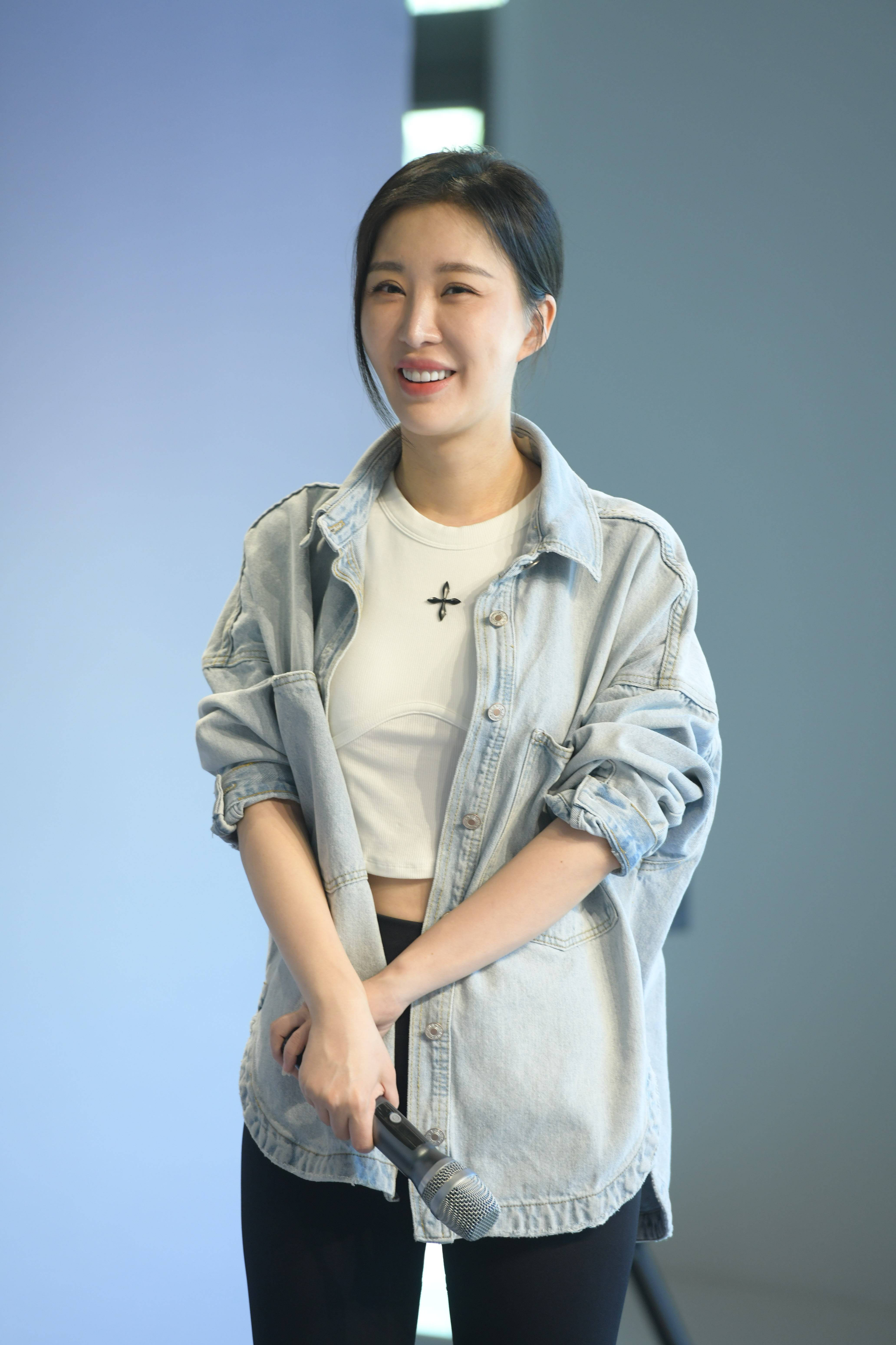 田朴珺与洛克菲勒 家族四代传人 夫妻俩 合影,手搭在人老公肩膀上