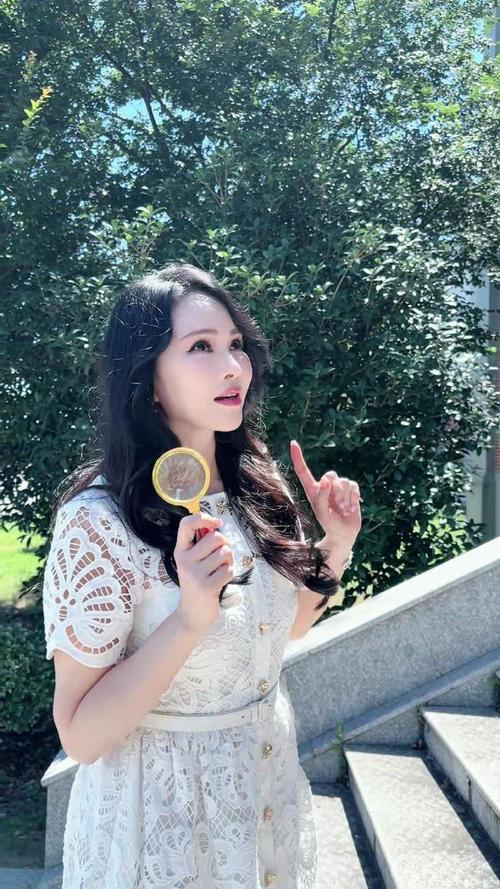 一次,主持人问伊能静:"你跟公公婆婆吵过架吗?"伊能静说:"吵过很多次