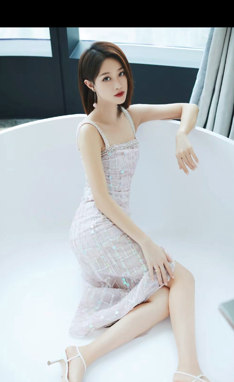 蓝盈莹惊艳写真大片,网友笑称:比女神还美!