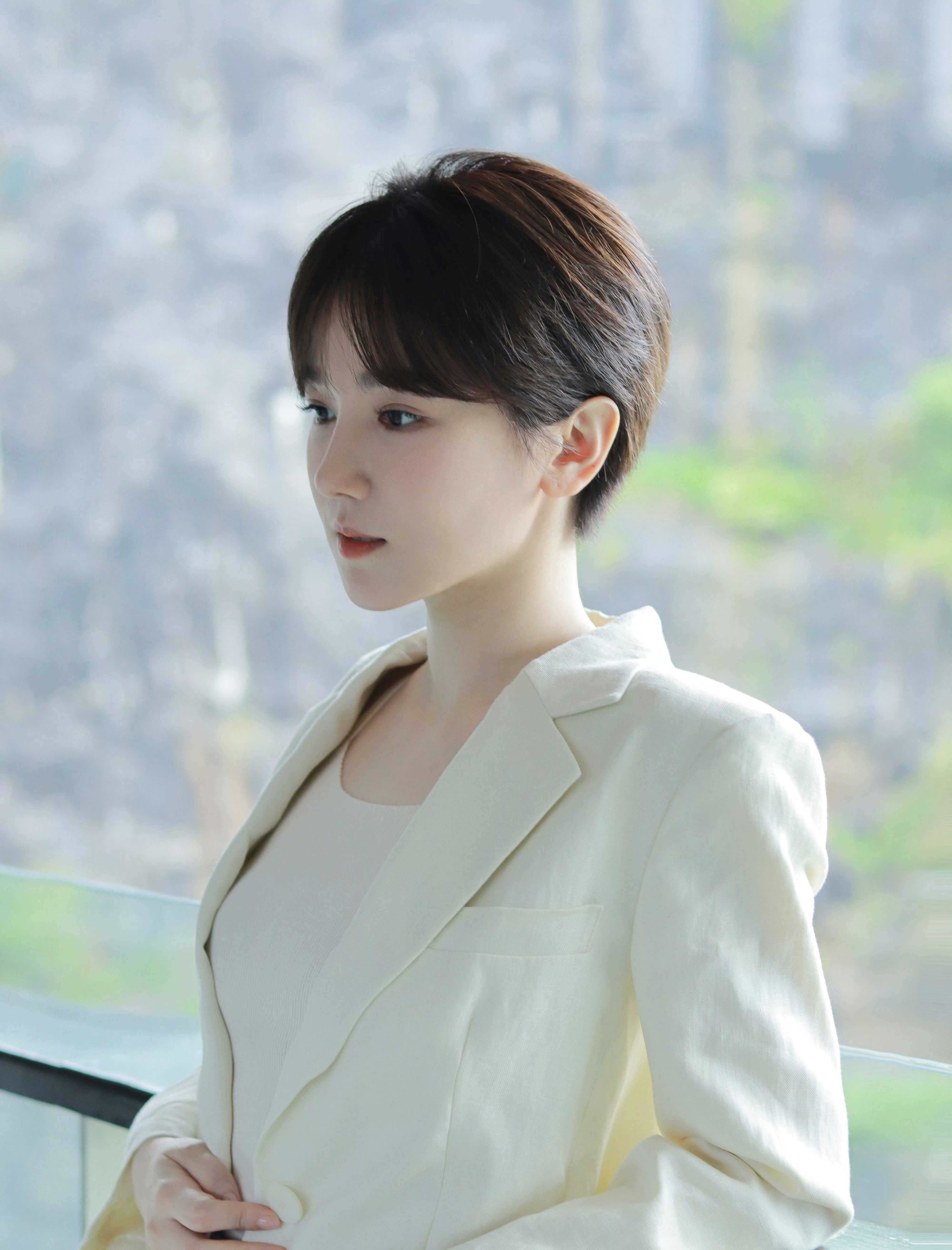 惊艳美女陈小纭:白色西装外套展现优雅风采!