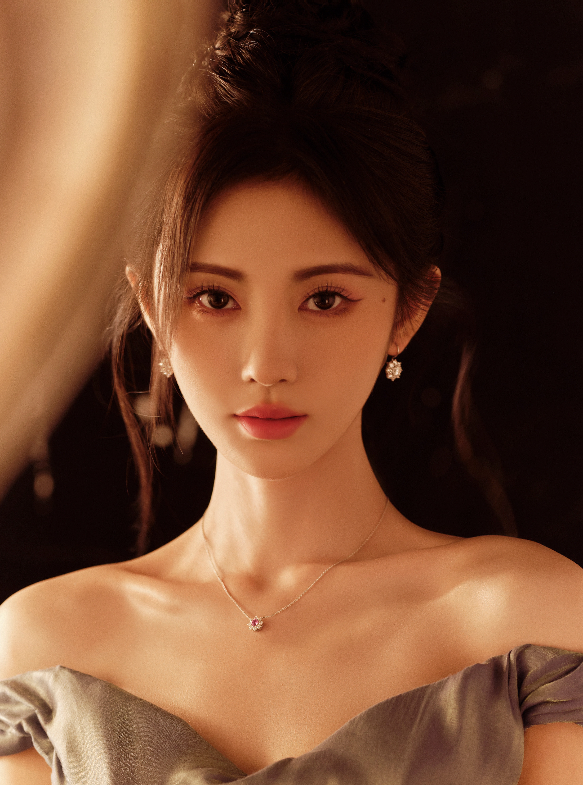 鞠婧祎 在月光轻洒的夜晚,她如仙子般降临,蓝色露肩礼服,闪烁着迷人的