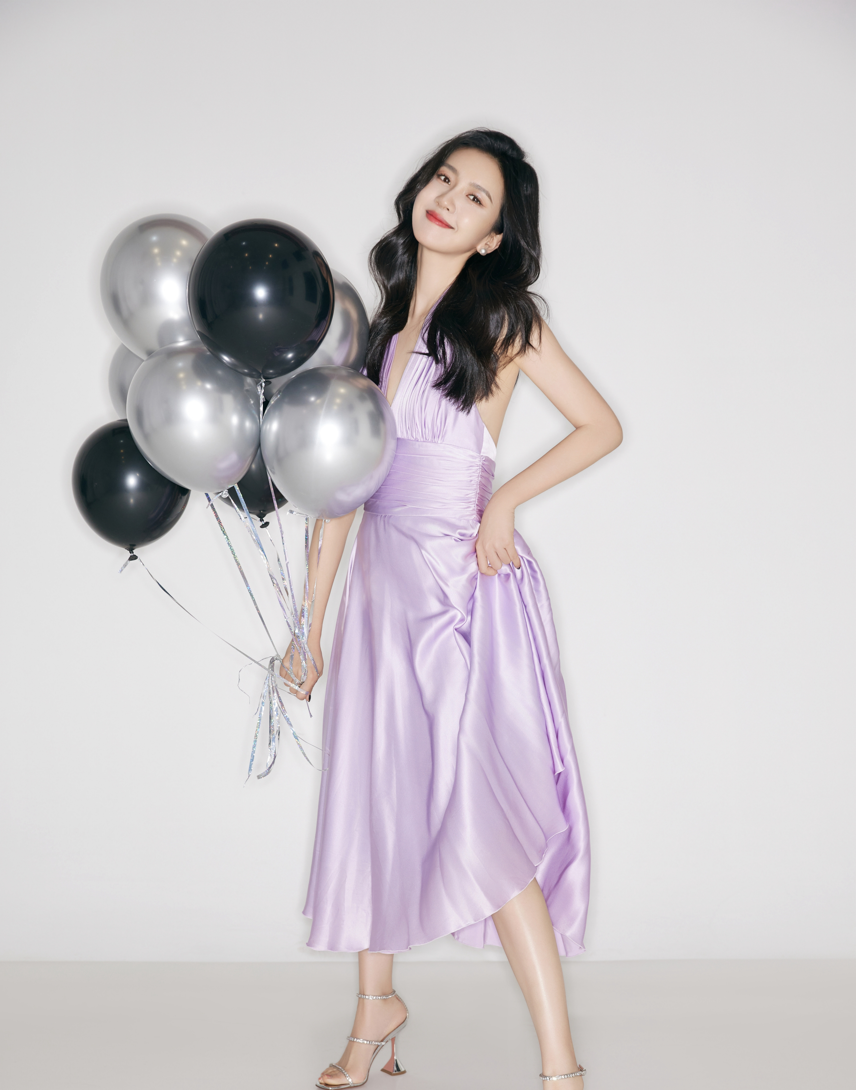 光面紫韵长裙勾勒许龄月生日写真大片背后的故事揭秘