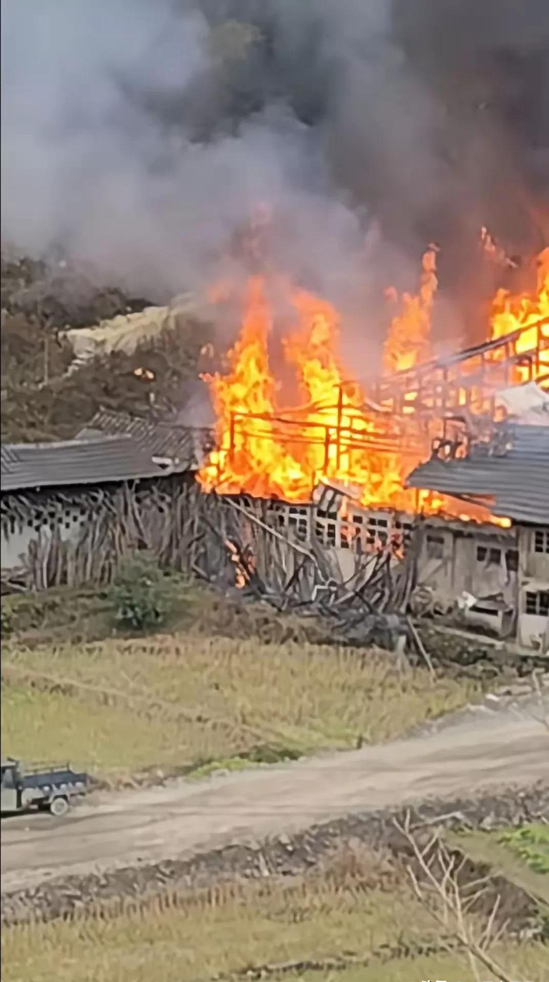 驾车回老家过年,刚回到隔壁村的村口,发现村里有一户人家的家里失火了