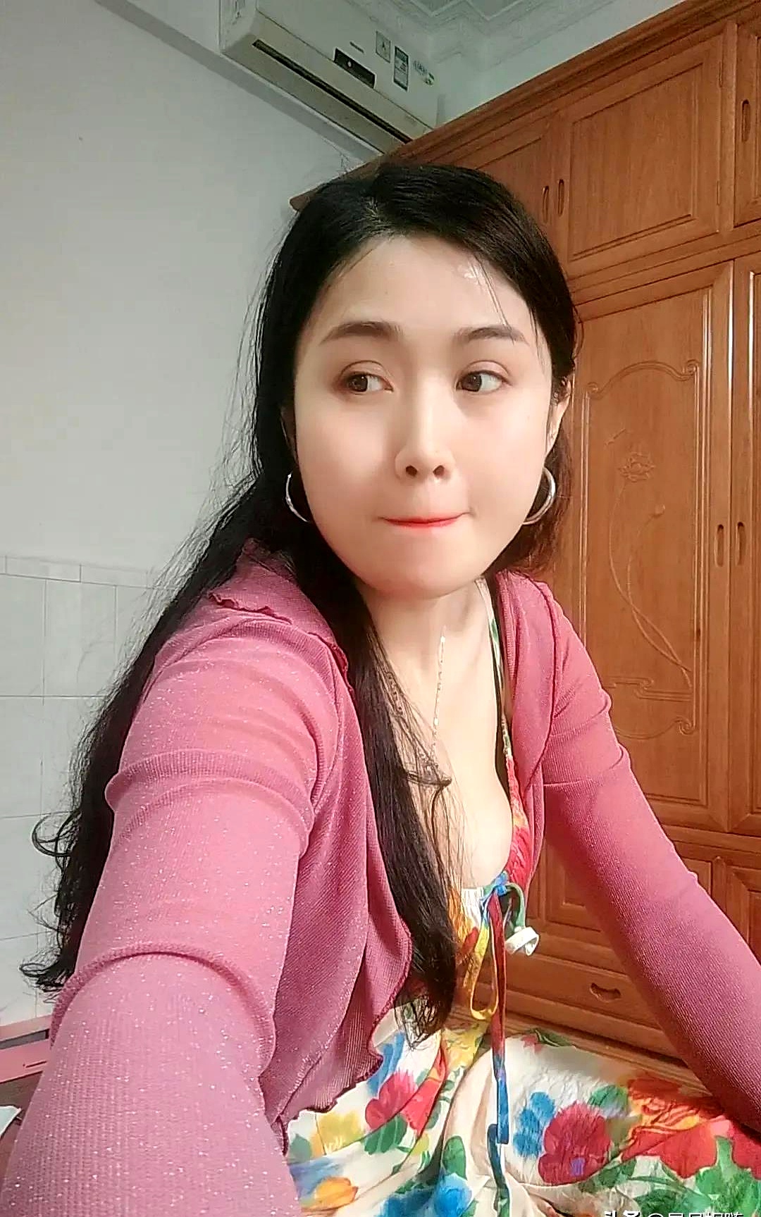 我是一个离异的女人,在异地打拼,独自在外孤独又落寞,想寻觅一个男友