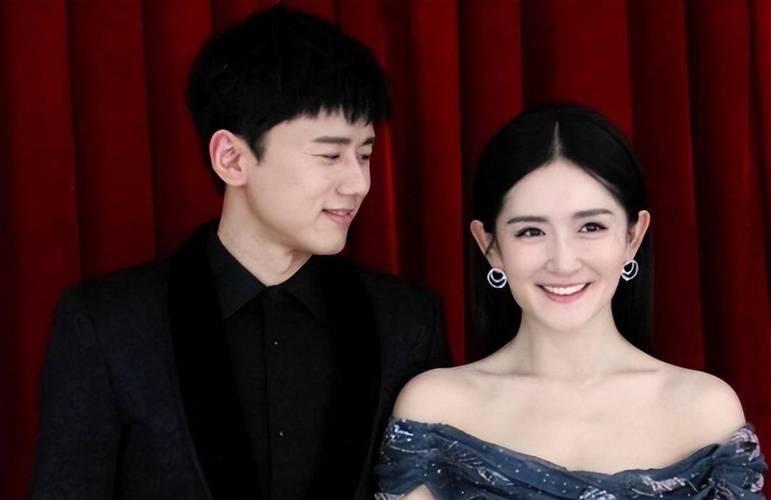 著名主持人谢娜和丈夫走红毯,谢娜的老公张杰保持很好,身材匀称挺拔