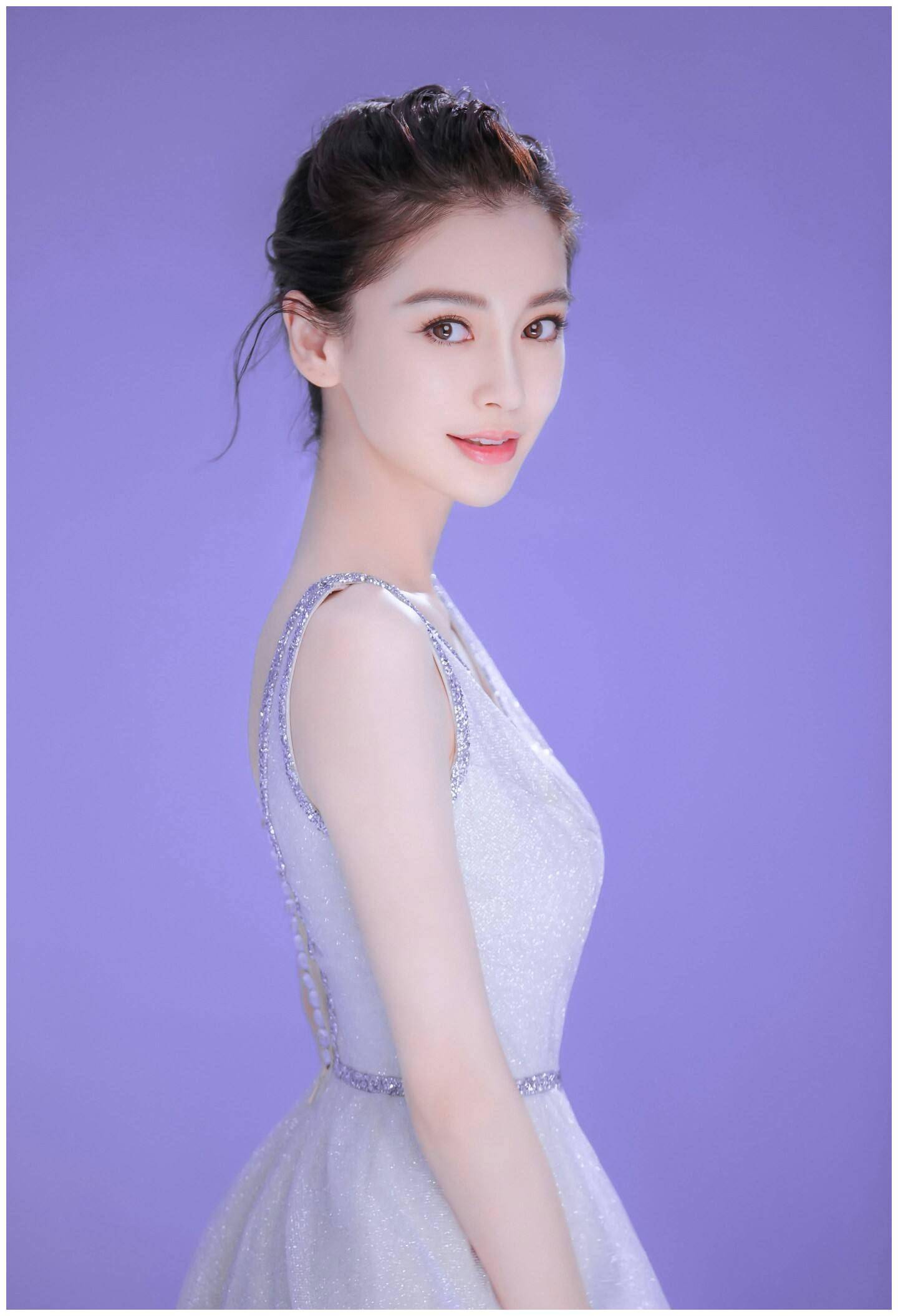 你瞧瞧中间的这位美女杨颖多么的幸福,五官轮廓分明,满脸笑容,气质