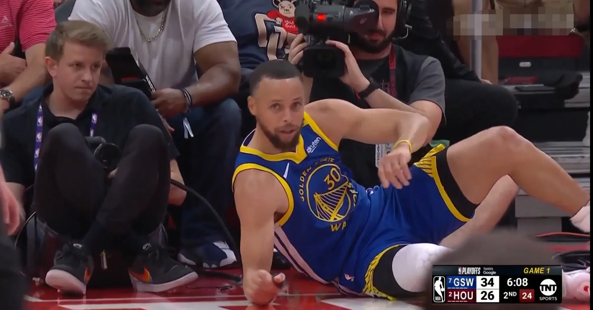 比赛打到第二节的时候,勇士的库里来了一次特别机灵的空切,直接冲到篮