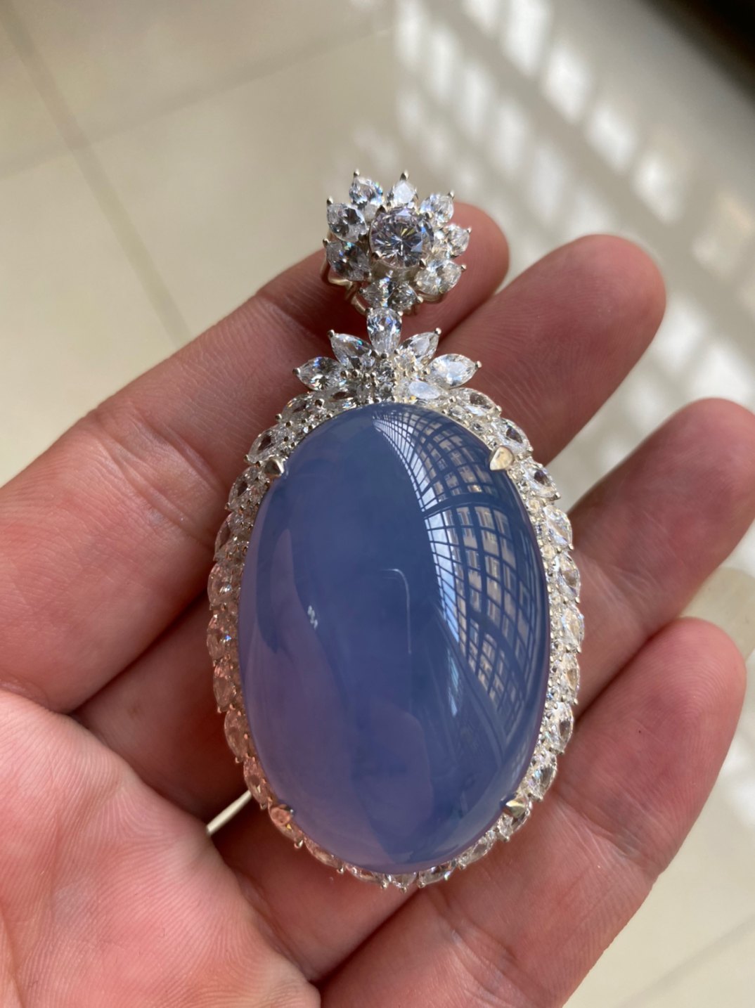 翡翠珠子颗颗晶莹剔透,翠色浓郁鲜艳,在光的折射下散发出绚丽的光芒