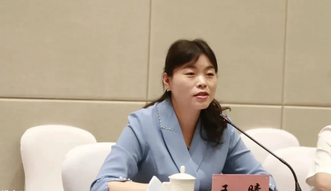 真是下了大力气,搞了个马拉松来做宣传,县委书记王晴还亲自宣布开赛