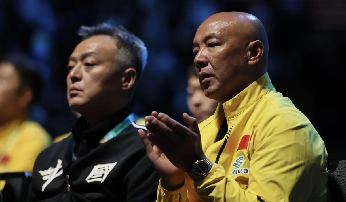 在王楚钦比赛时,除了场边有王皓在当教练,王楚钦背后还有肖战和秦志戬