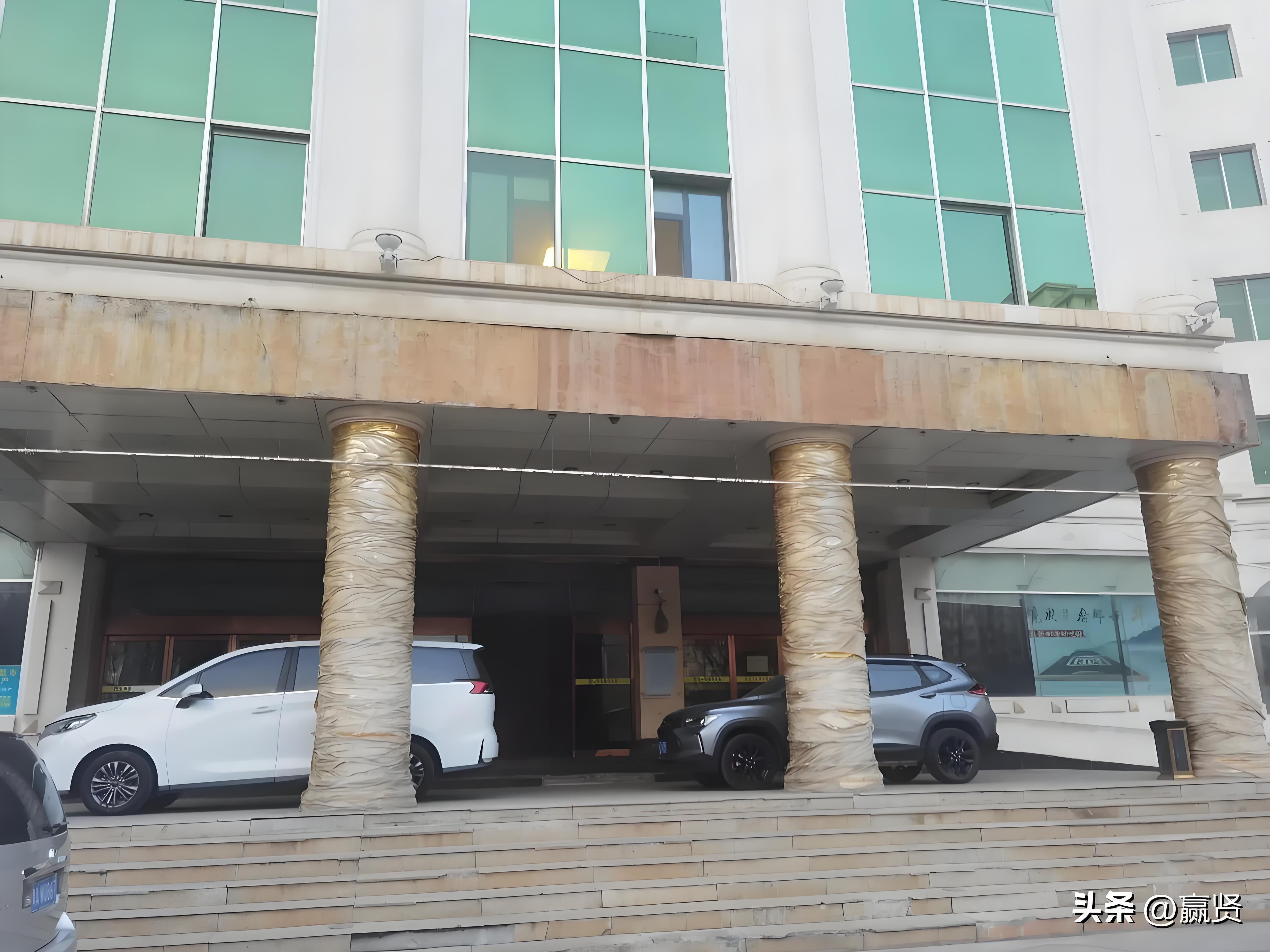 东湖宾馆,一度是西宁市的"颜值担当",坐落在西宁市人民公园旁边