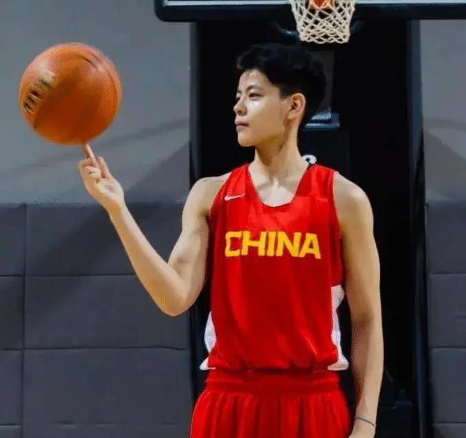 杨舒予年纪大几岁,个子