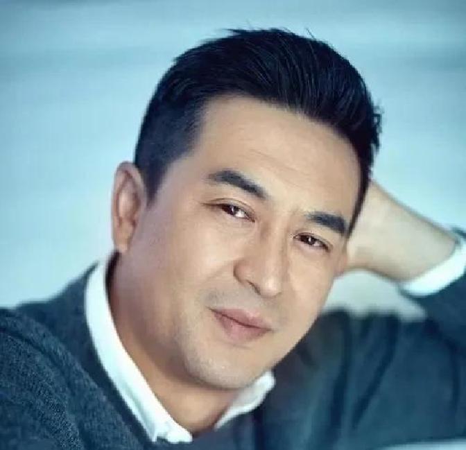 张嘉译,一位深得观众喜爱的演员,其演艺生涯并非一帆风顺