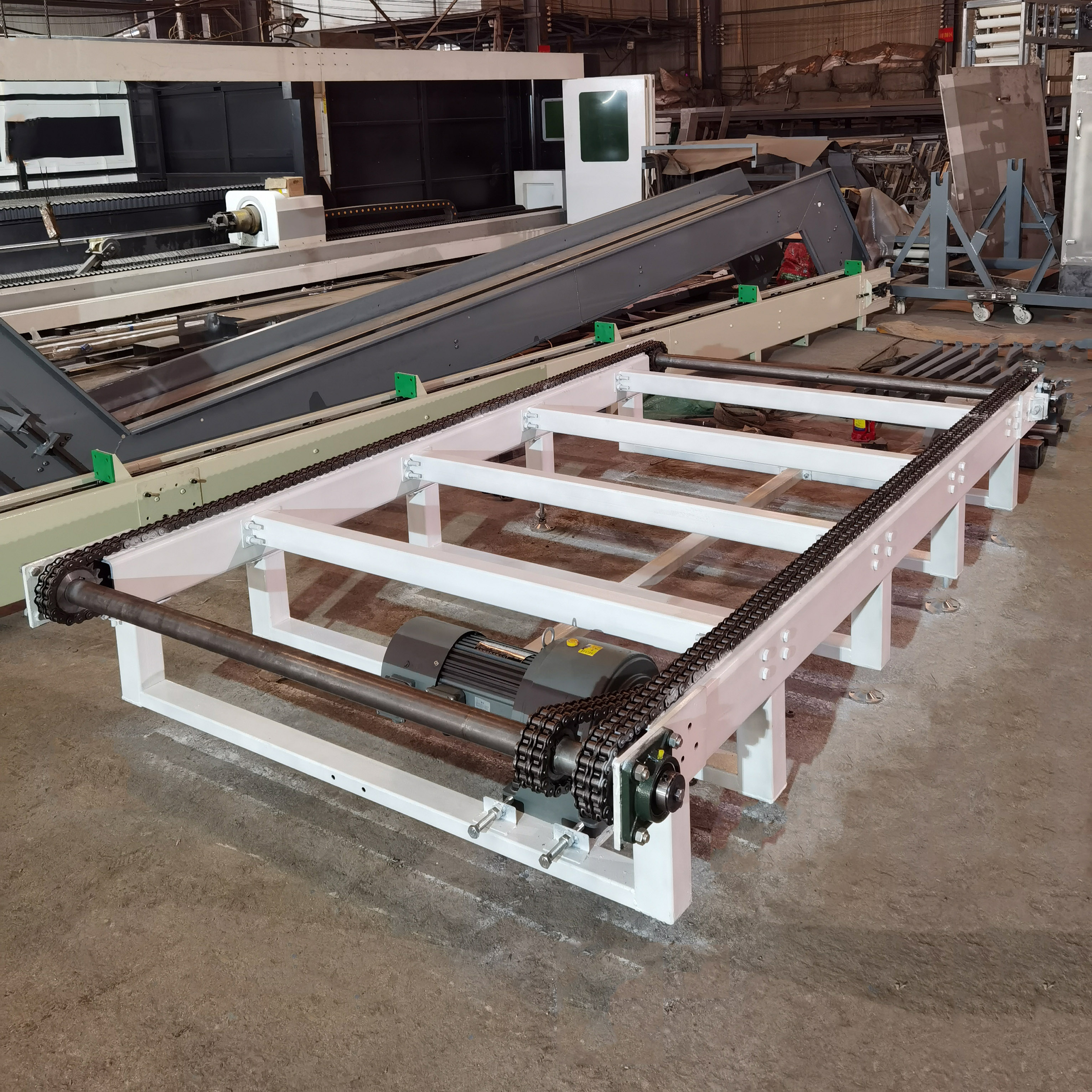 链条输送机的输送面设计得极为精巧,其表面平坦光滑,宛如经过精心雕琢