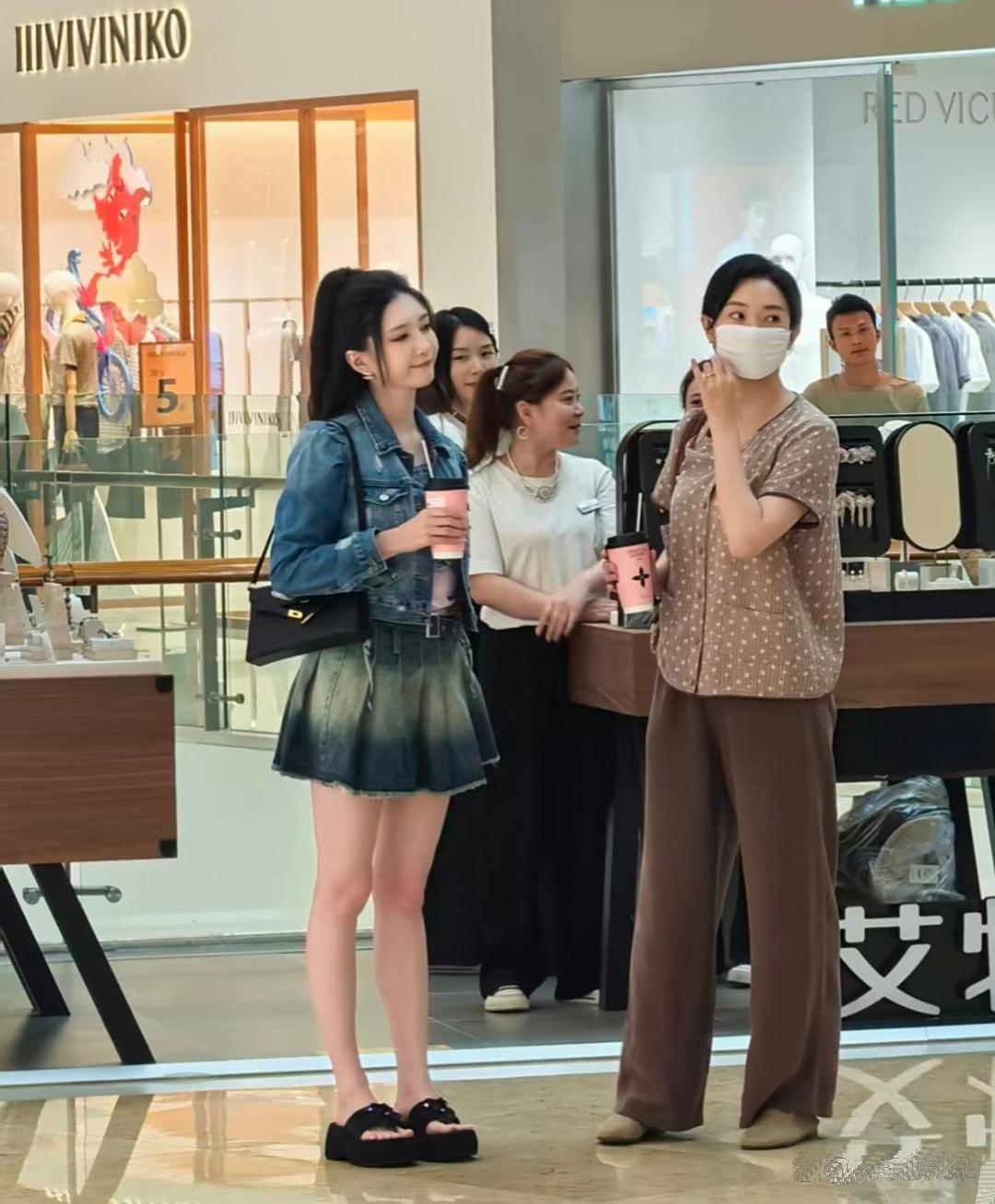 江疏影在成都万象城逛那双腿老白净还细溜身材真棒女明星就是比咱