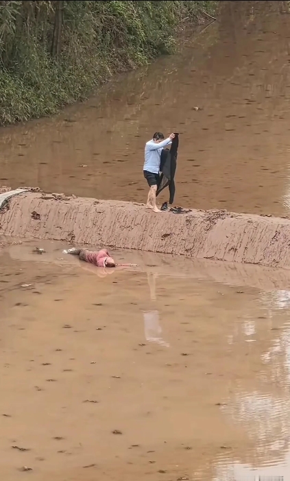 她跑到冰冷的水稻田里躺着,婆家人和丈夫看到后却不理不睬