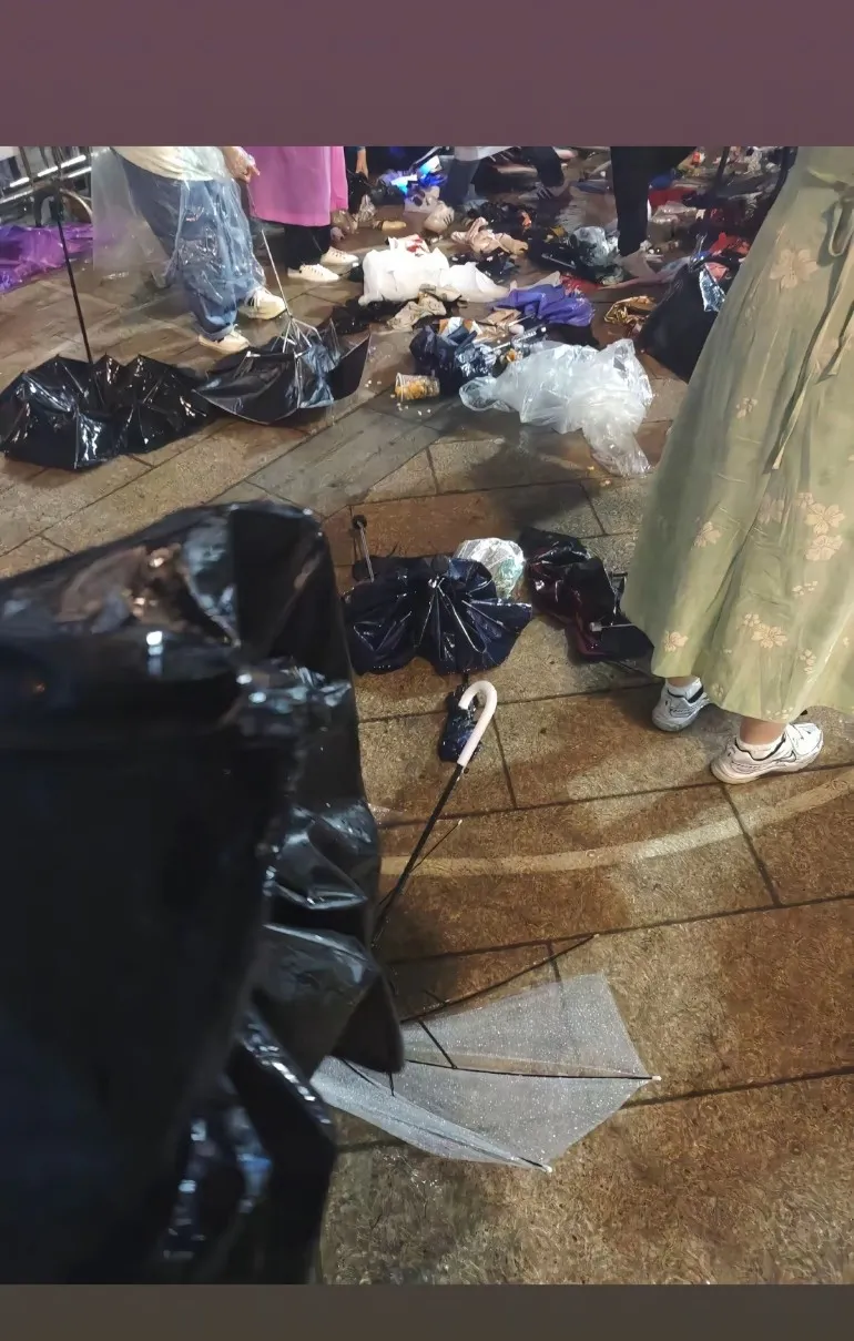 嘉兴演唱会一片狼藉,遍地是垃圾和雨伞,1280块的票