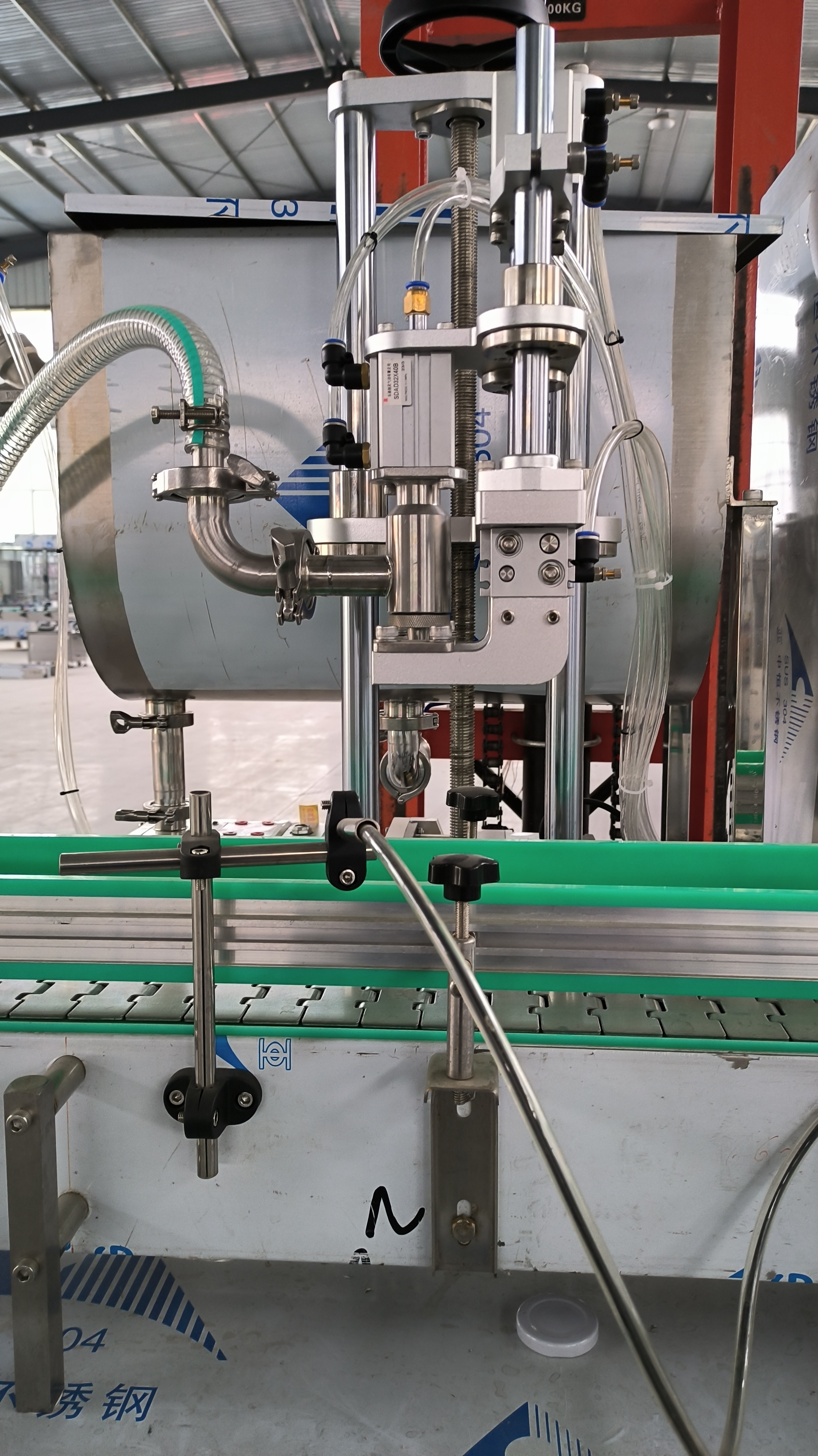 白酒灌装机是现代白酒生产中的重要设备,能够实现稳定的灌装作业