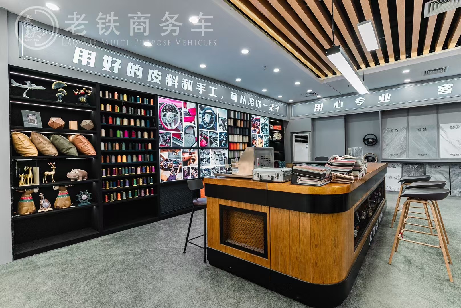 今天2024年10月18日,展厅刚刚下线了一批奔驰商务车