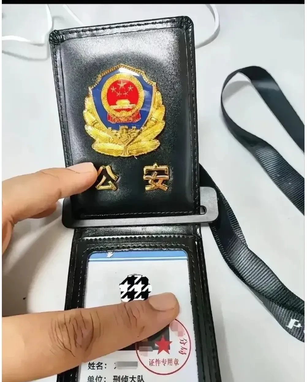 朋友大学毕业后就在公安系统工作,到现在也有5年了,不仅平时空闲时间