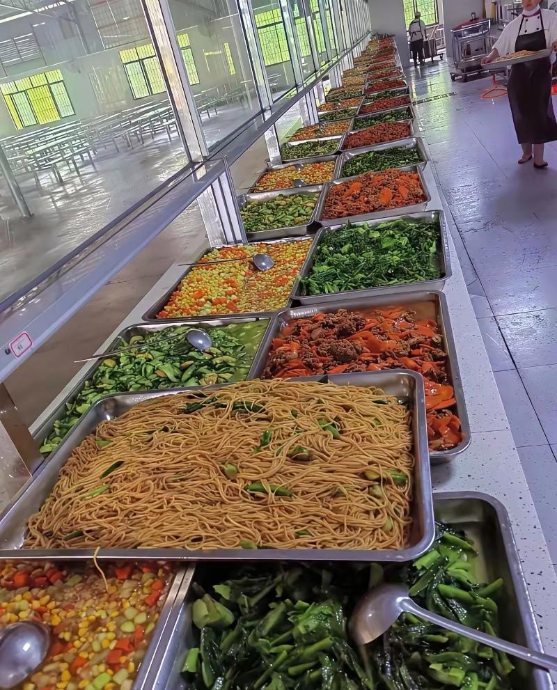 朋友在一个中学食堂上班,单休,包吃,月工资4000,但她说这个工作比进厂