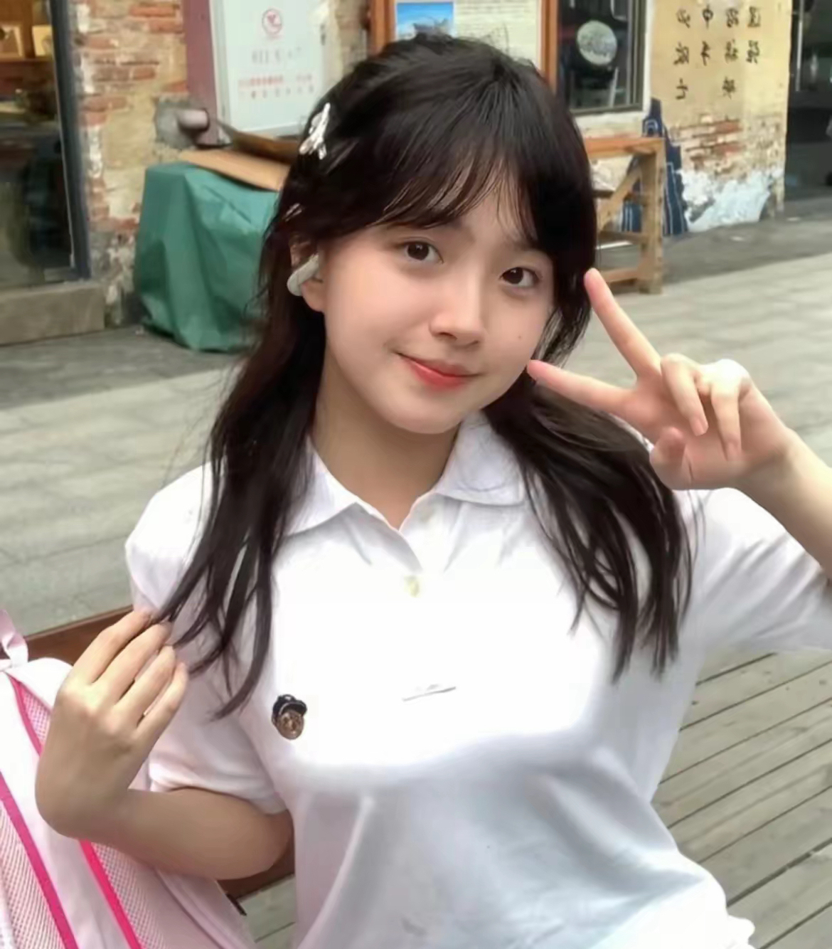 校园的林荫道上,青春的身影用 peace 手势与阳光对话