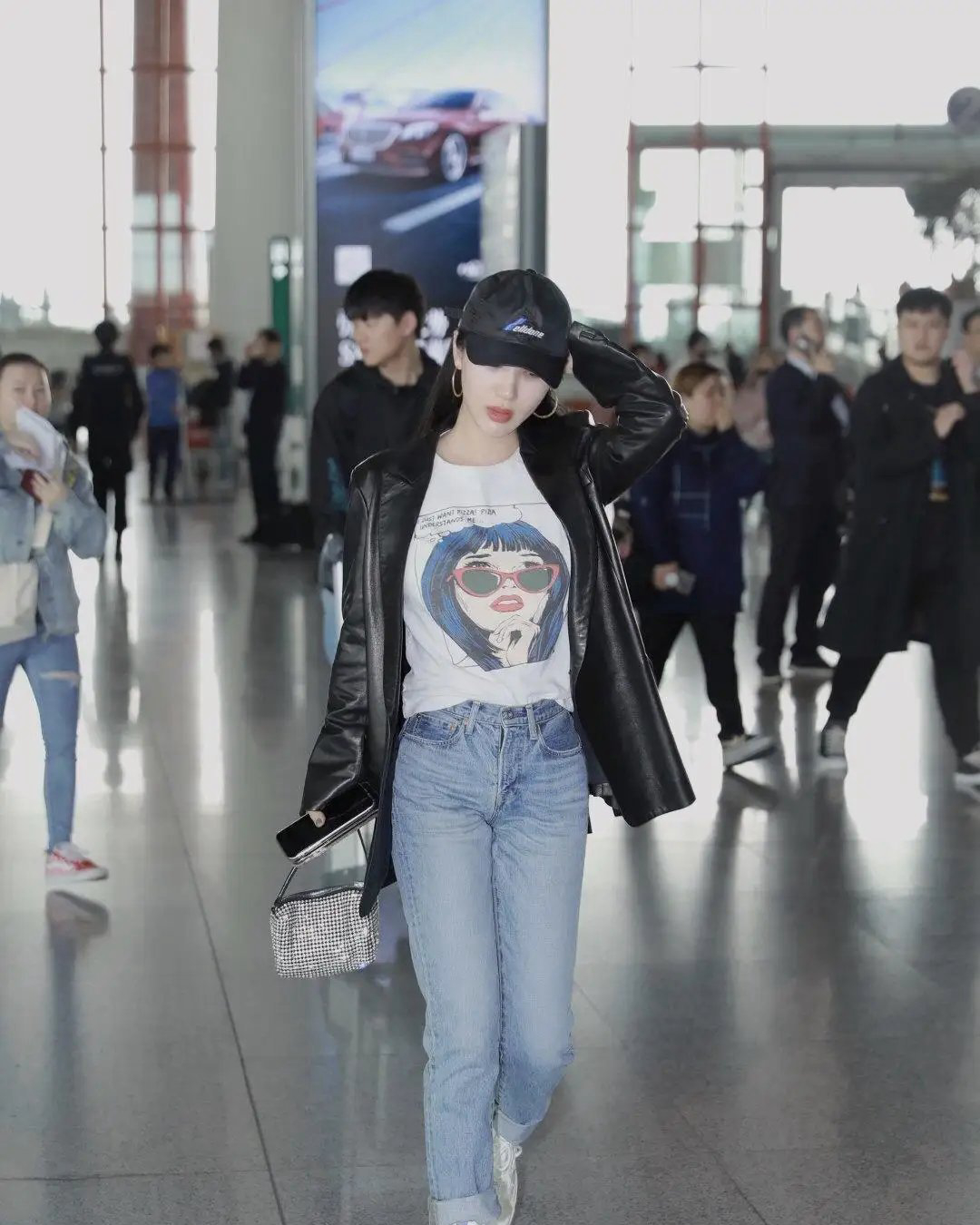 李菲儿穿黑皮衣牛仔裤竟是这样的清纯女神