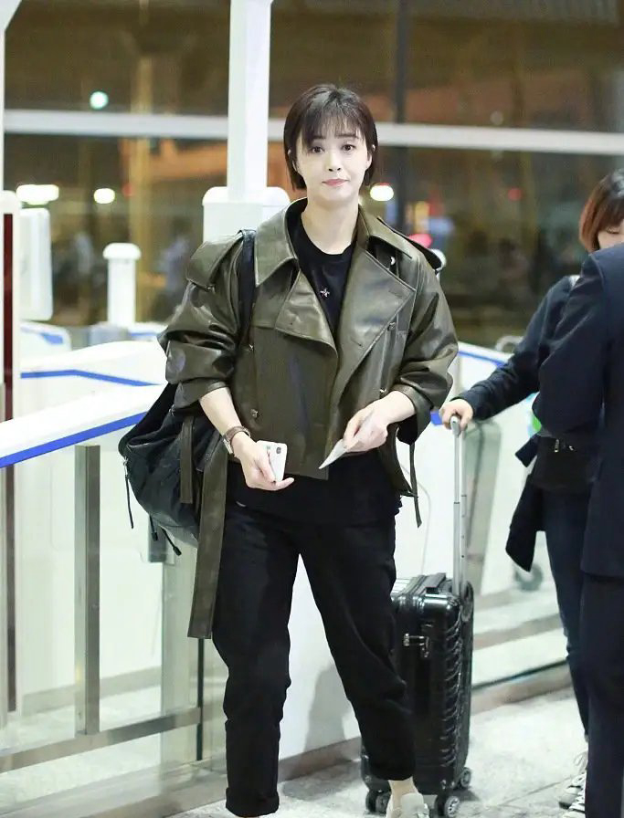 蒋欣墨绿色短款皮衣,显瘦显气质,清爽帅气让人无法抗拒!