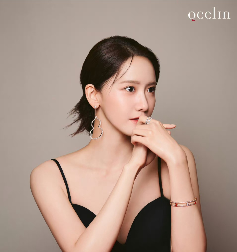 银饰马尾配低胸裙,林允儿优雅爆表,女神范十足!