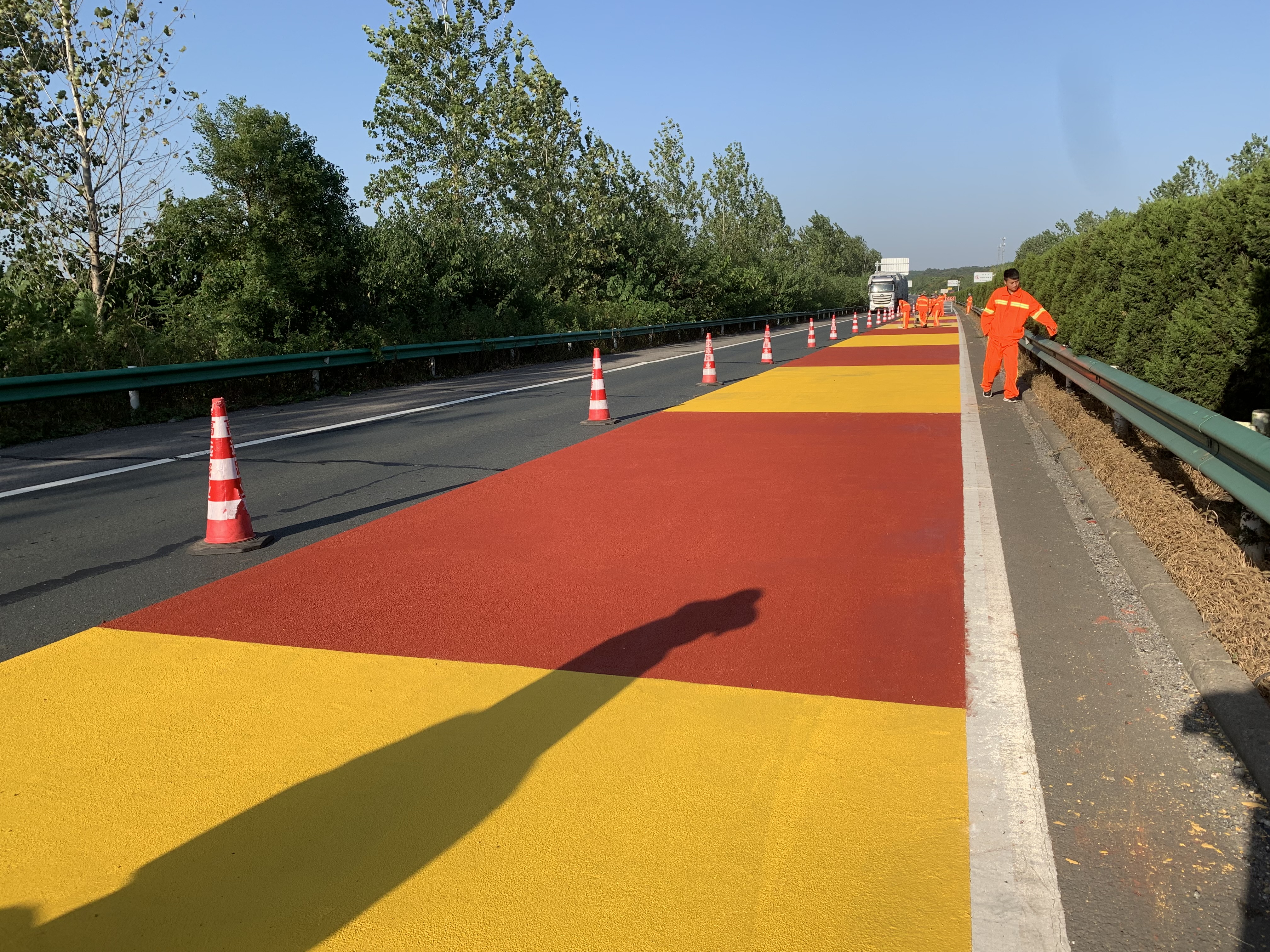 城市主干道陶瓷颗粒彩色防滑路面掉色修复