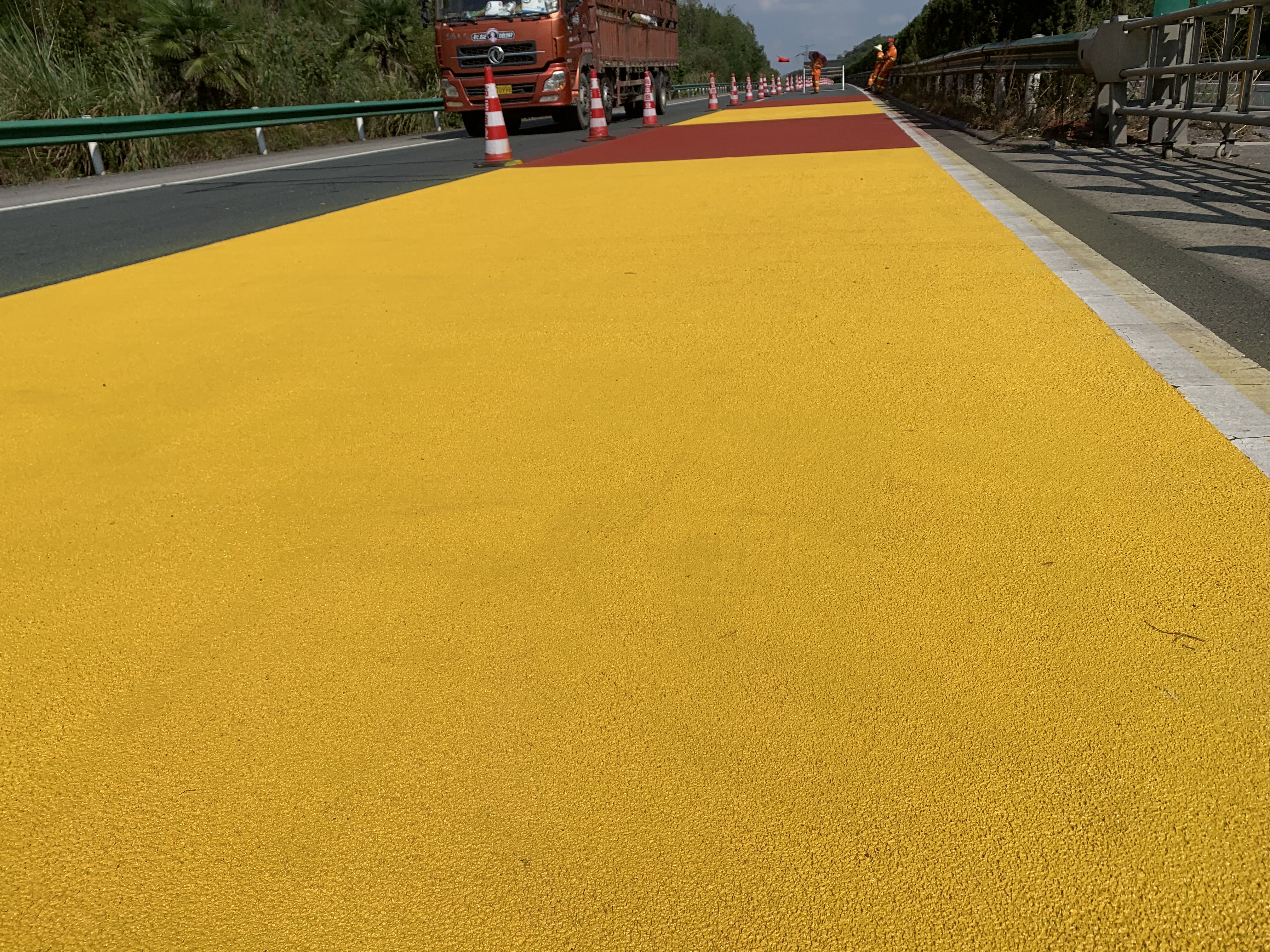 城市主干道陶瓷颗粒彩色防滑路面掉色修复