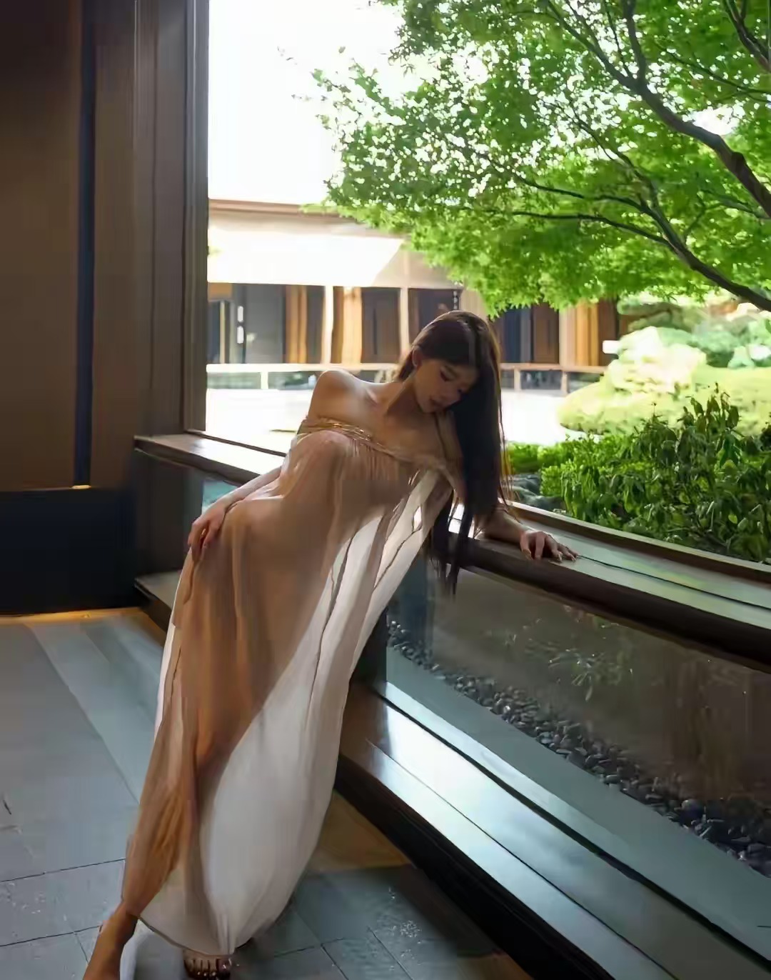 清纯女神穿着一件洁白无瑕透明的长裙裙摆随风轻轻摇曳如同仙子下凡