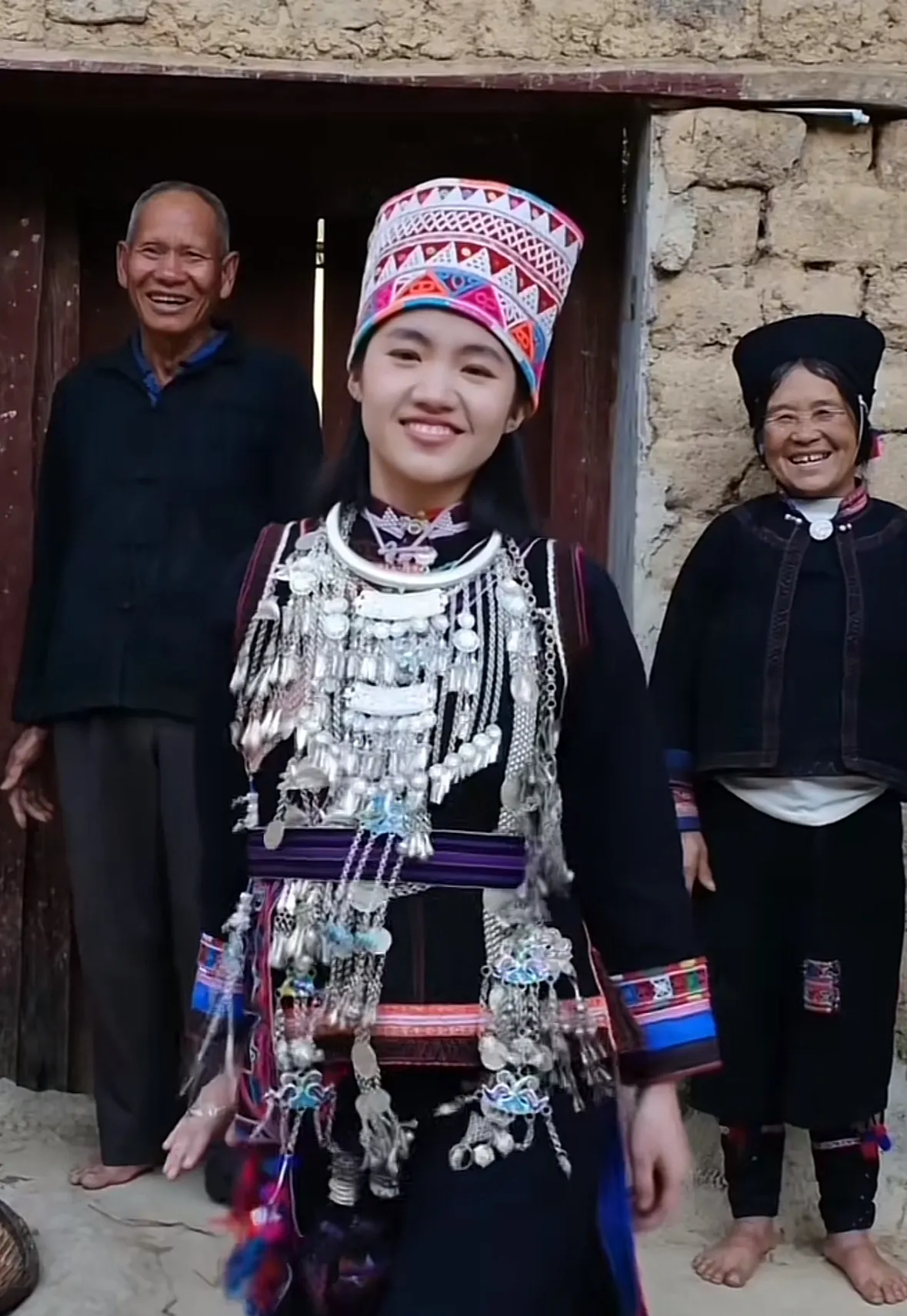 李勒优,现已成为拥有274万粉丝的网络红人,崔晋一家的支持,使她不仅