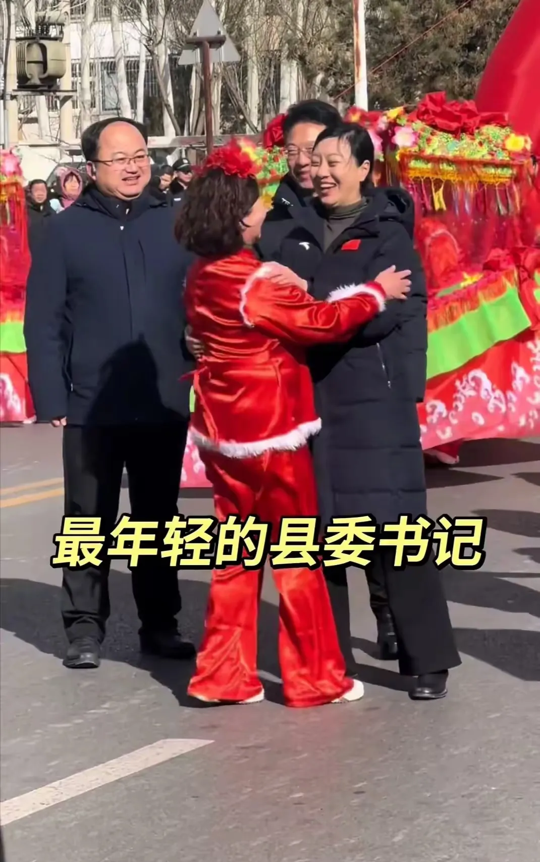 她超级接地气,跟大妈热情拥抱,手挽着手走