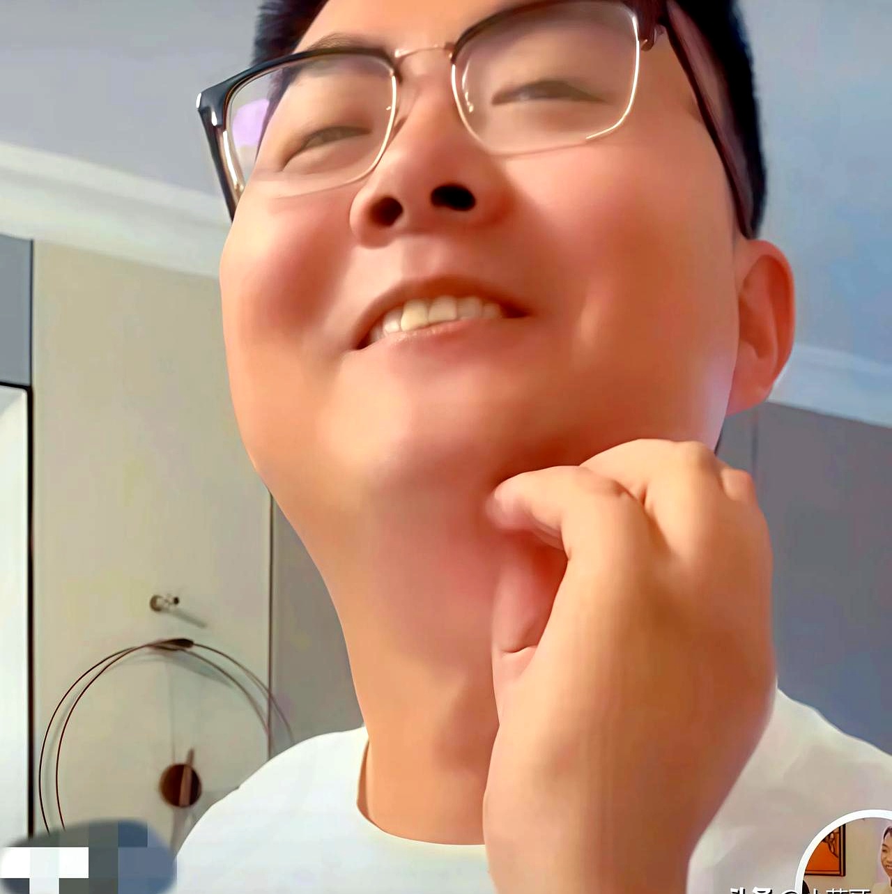 郭威配合田静拍摄视频售卖几块钱的背心那样子油腻感都快溢出屏幕了