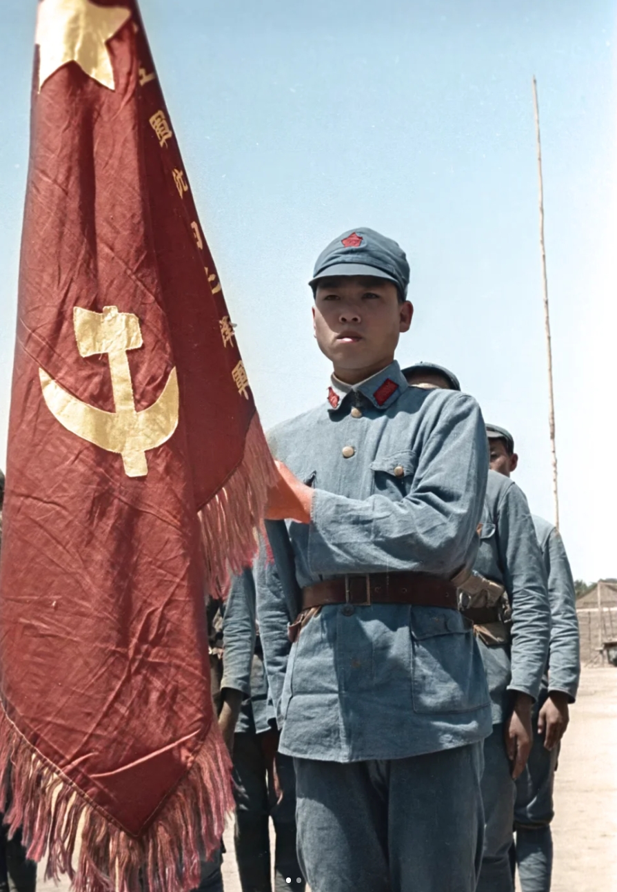 1937年夏,陕西关中大地,红军战士们身姿挺拔,高举鲜艳旗帜,风采照人