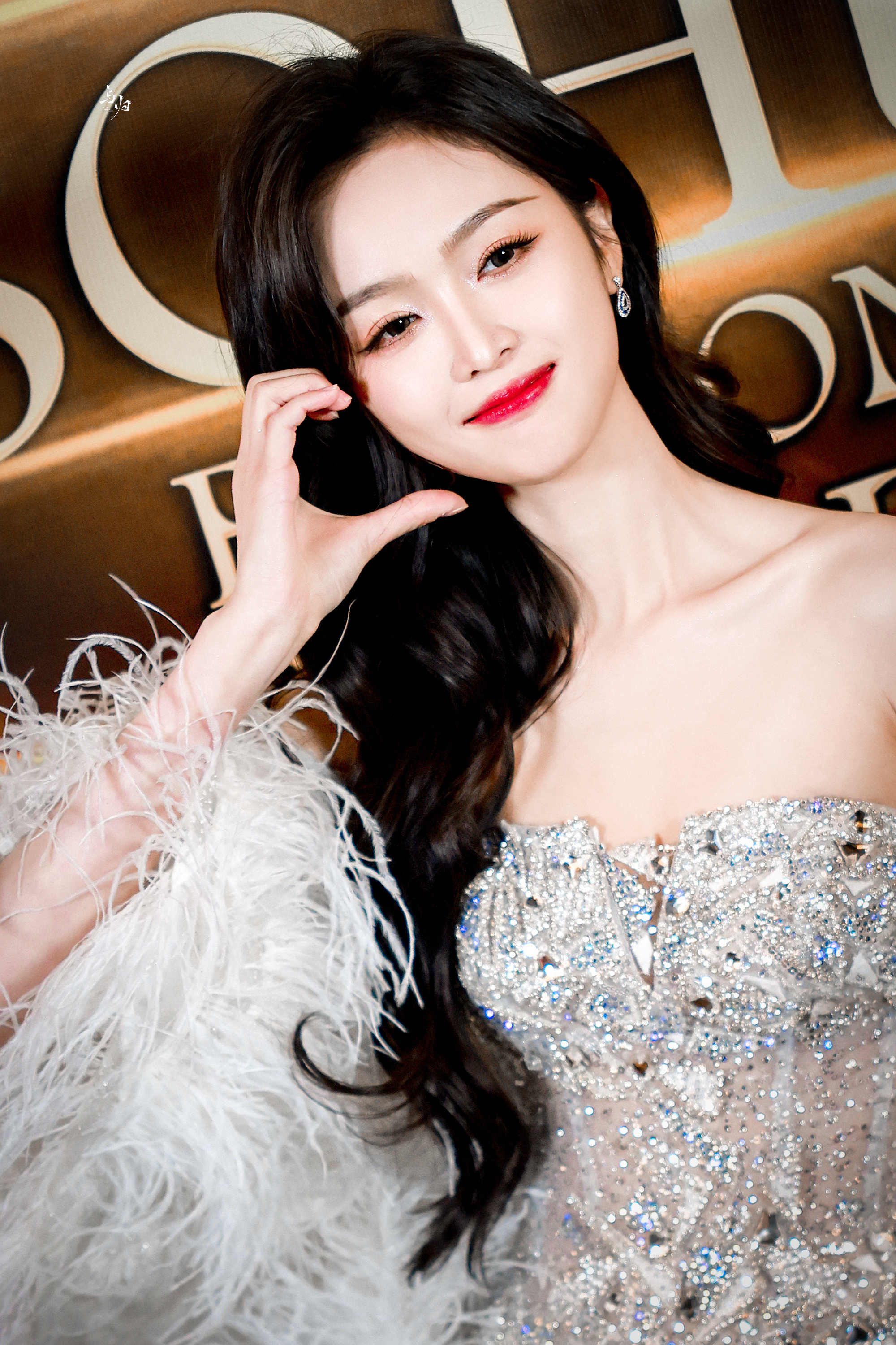 吴宣仪璀璨舞台,银羽轻扬,红唇轻启,未来之音