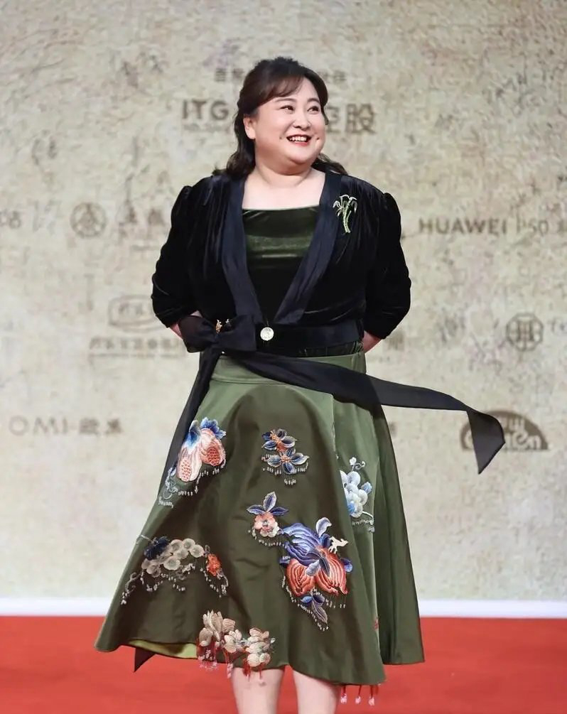 贾玲穿"国风裙"惊艳亮相,那效果让人大跌眼镜!