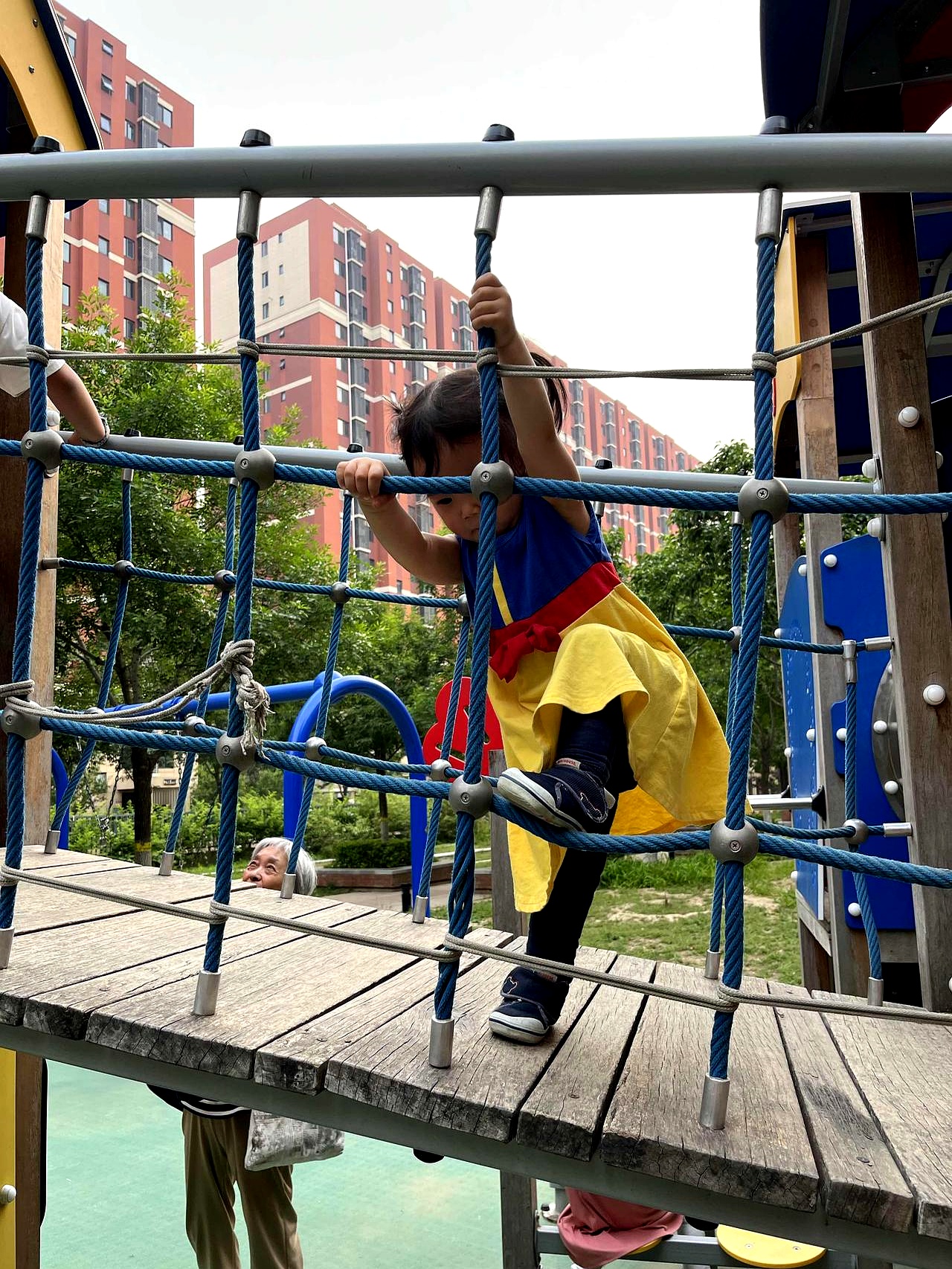 她请了三天丧假,为了在家多待会儿,特意选了今天下