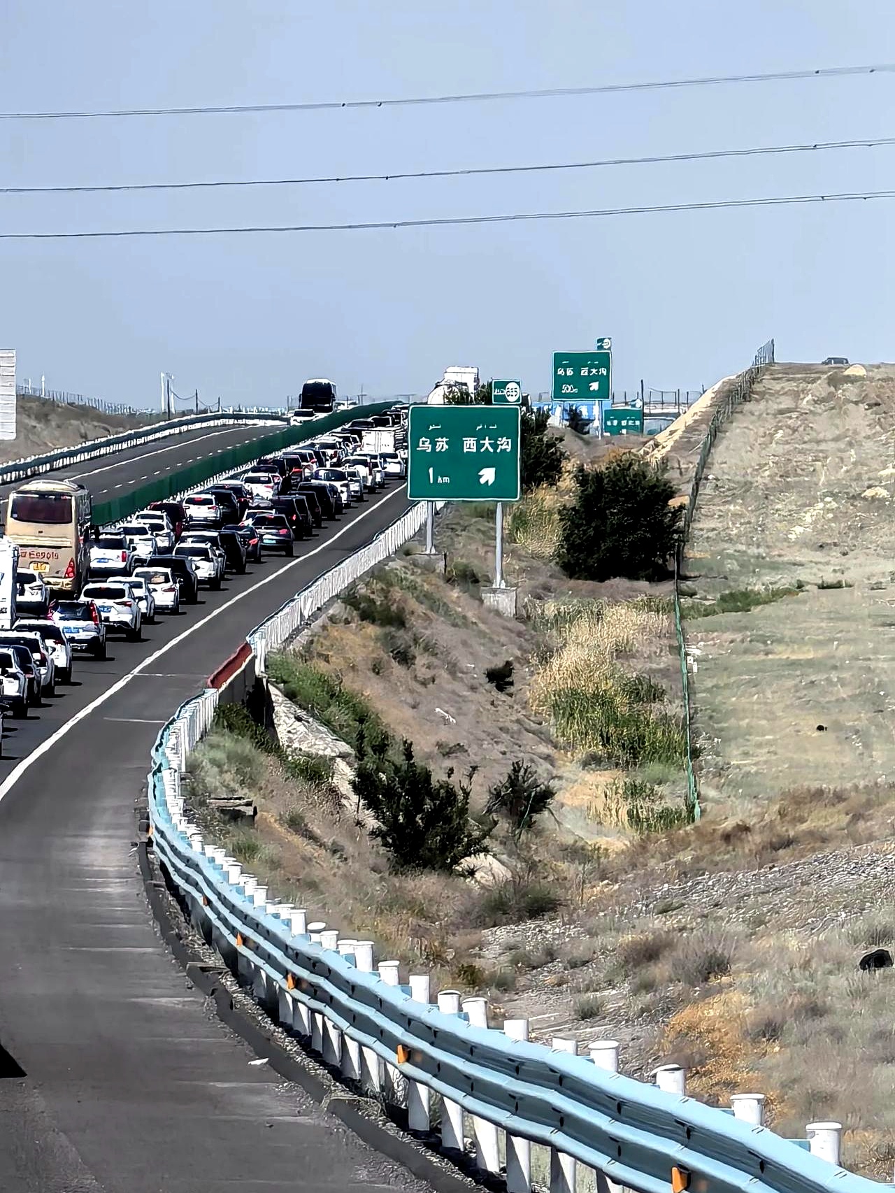 我们的旅程从乌鲁木齐红山南航酒店开始,早上六点半我们就出发了