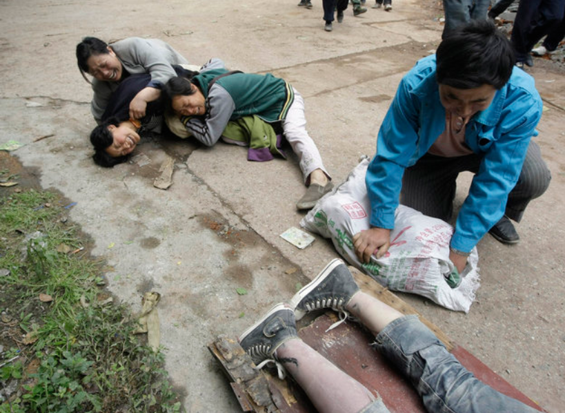 2008年5月14日,四川省绵竹县汉旺镇地震灾区,一所学校附近,亲属们在