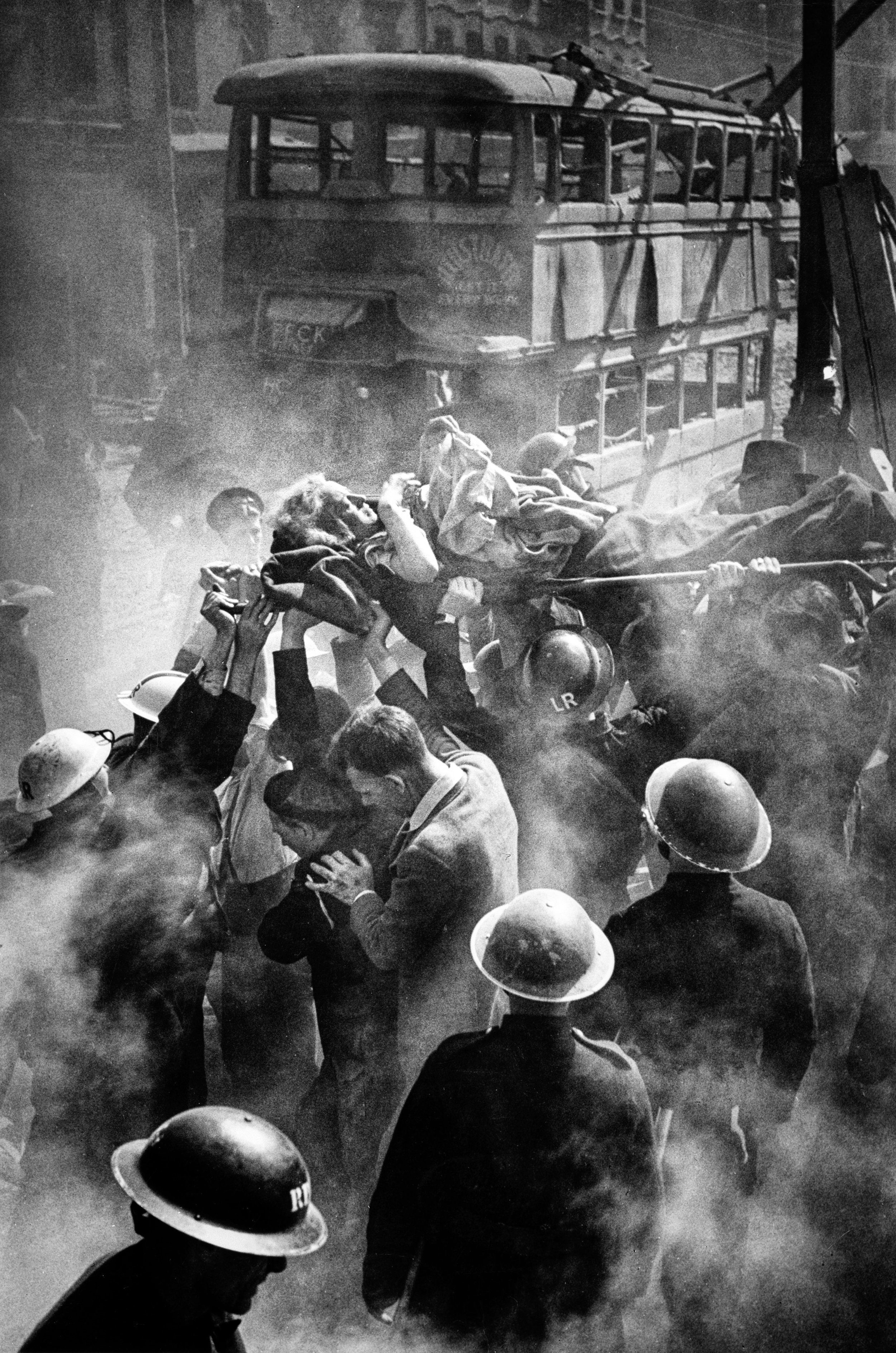 1944年英国伦敦一名妇女在遭到德军v2飞弹袭击后从她家的废墟中获救