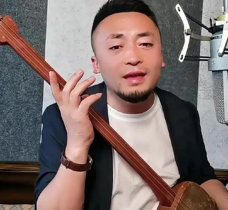 贰强,原名杜正强,1985年出生于陕西省榆林市米脂县龙镇杜家畔村,陕西