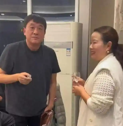 某天,何冰正和儿子在家一同观看电视节目,意外的是,当儿子看到屏幕上