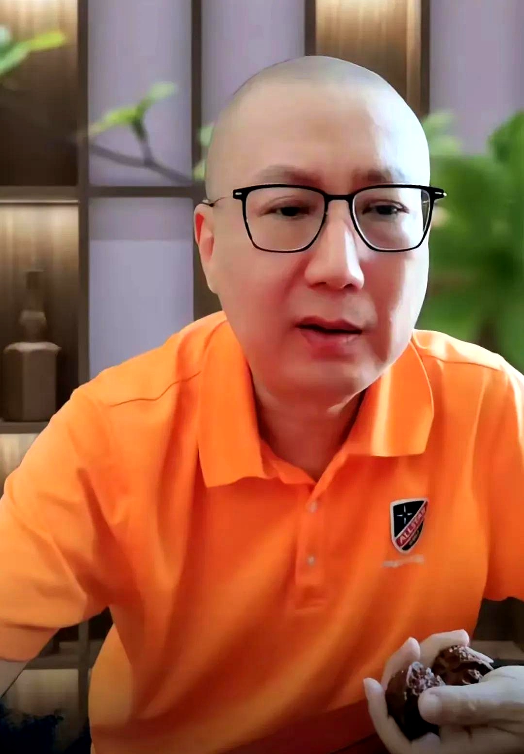 1988年冬夜,北京西城区一间地下室里,老汪盯着墙上的霉斑发呆