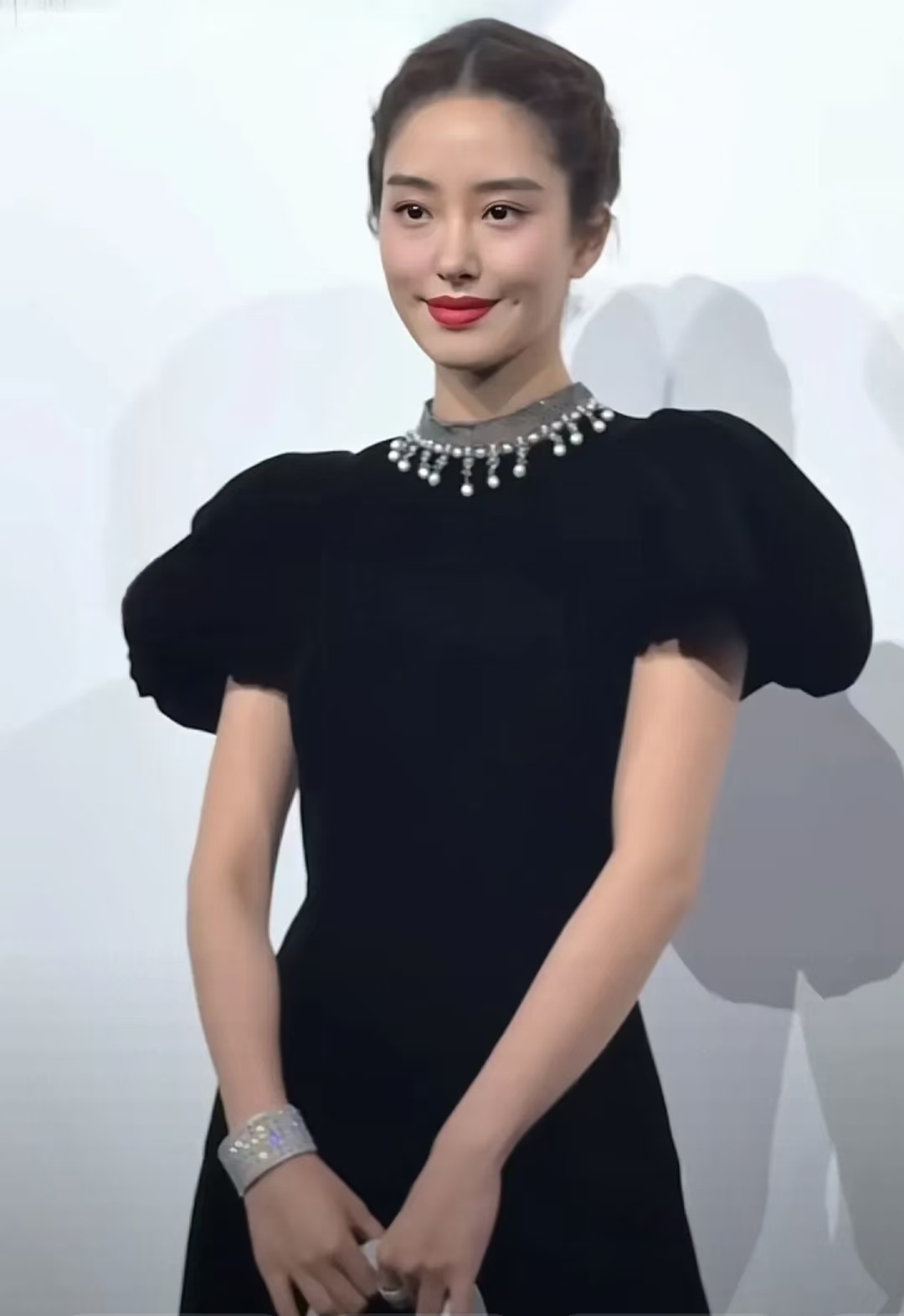 她一笑露出一对小小的梨涡像许晴不笑时气质冷艳像巩俐