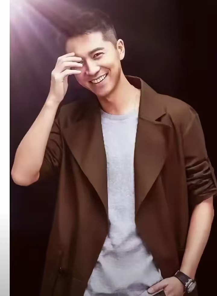 王雷  1982年,42岁,身高185cm,辽宁大连人,毕业于中央戏剧学院,家境