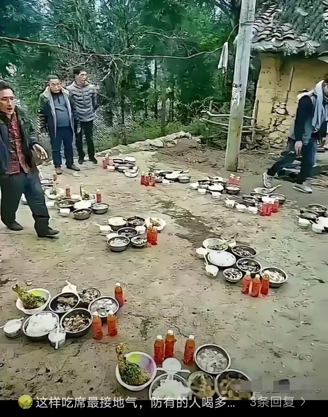 有人知道这是哪里的酒席吗,怎么连桌椅板凳都没有,难道让人坐在地上